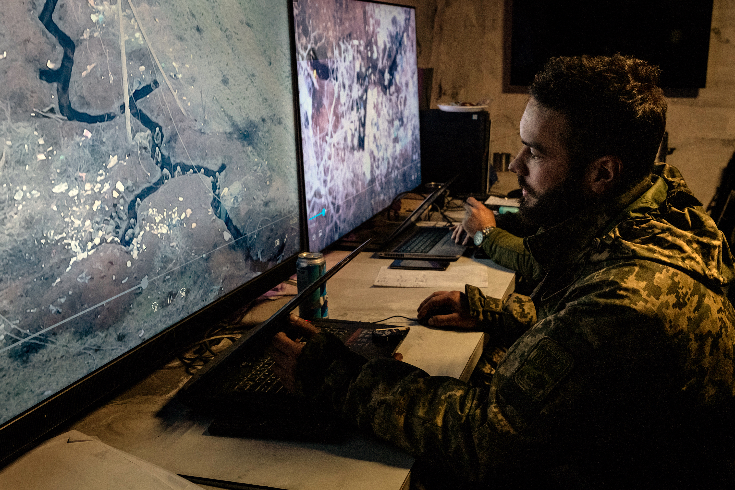 Un analista ucraniano cerca de Bajmut, Ucrania, observa imágenes de drones de trincheras rusas en la disputada ciudad el 6 de enero de 2023. (Foto Prensa Libre: Nicole Tung/The New York Times)
