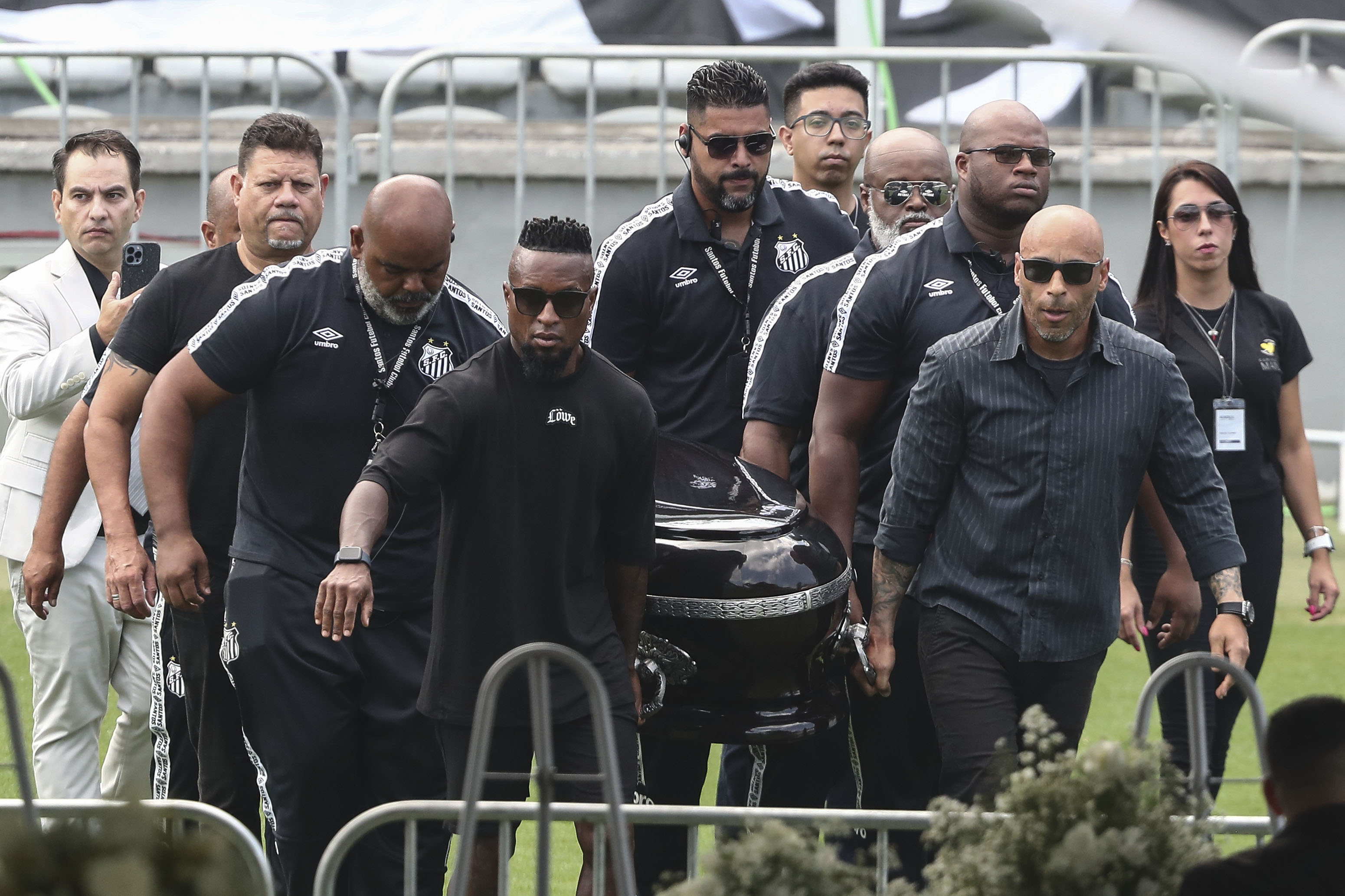 Brasileños llegan a darle el último adiós al ‘Rey’ Pelé que está siendo velado en el estadio Vila Belmiro en Santos