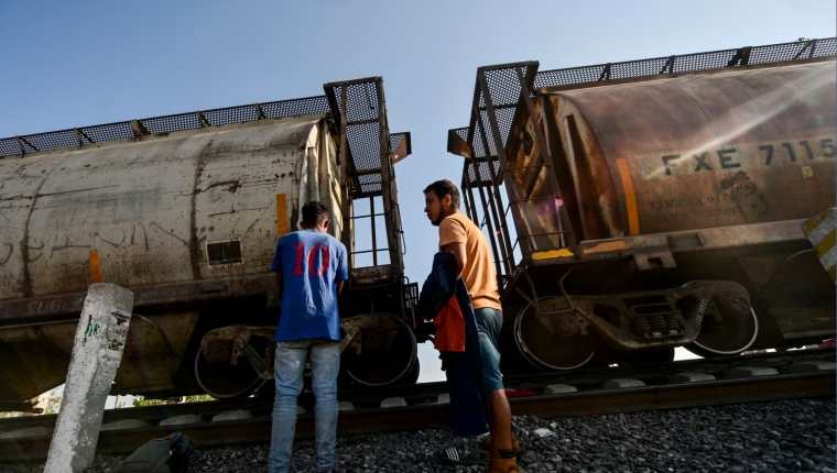 A bordo del tren 'La Bestia' han muerto cientos de migrantes en su ruta hacia Estados Unidos. 
