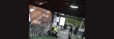 Dos agentes de tránsito agredieron a una persona en la estación de Transmetro ubicada en el Trébol. (Foto Prensa Libre: Captura de pantalla de video)