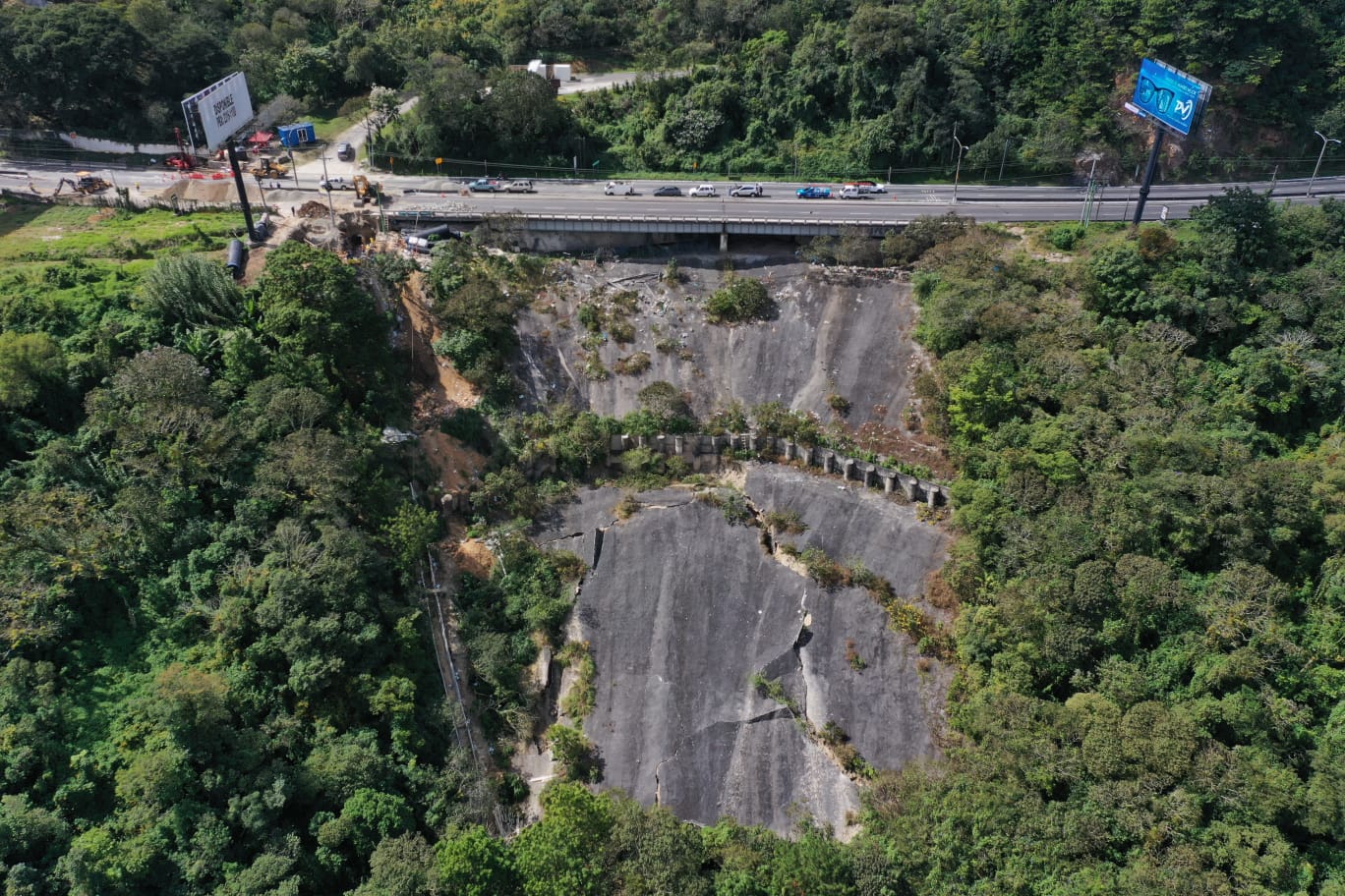 El pasado 30 de septiembre se llevó a cabo el primer cierre en el kilómetro 11.5 de carretera a El Salvador por los trabajos de reparación de grietas. (Foto: Prensa Libre: Roberto López).