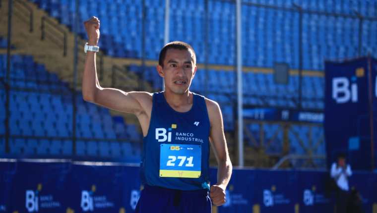 Alberto González se proclamó ganador de la media maratón Max Tott de Guatemala. Foto Prensa Libre (Carlos H.O)
