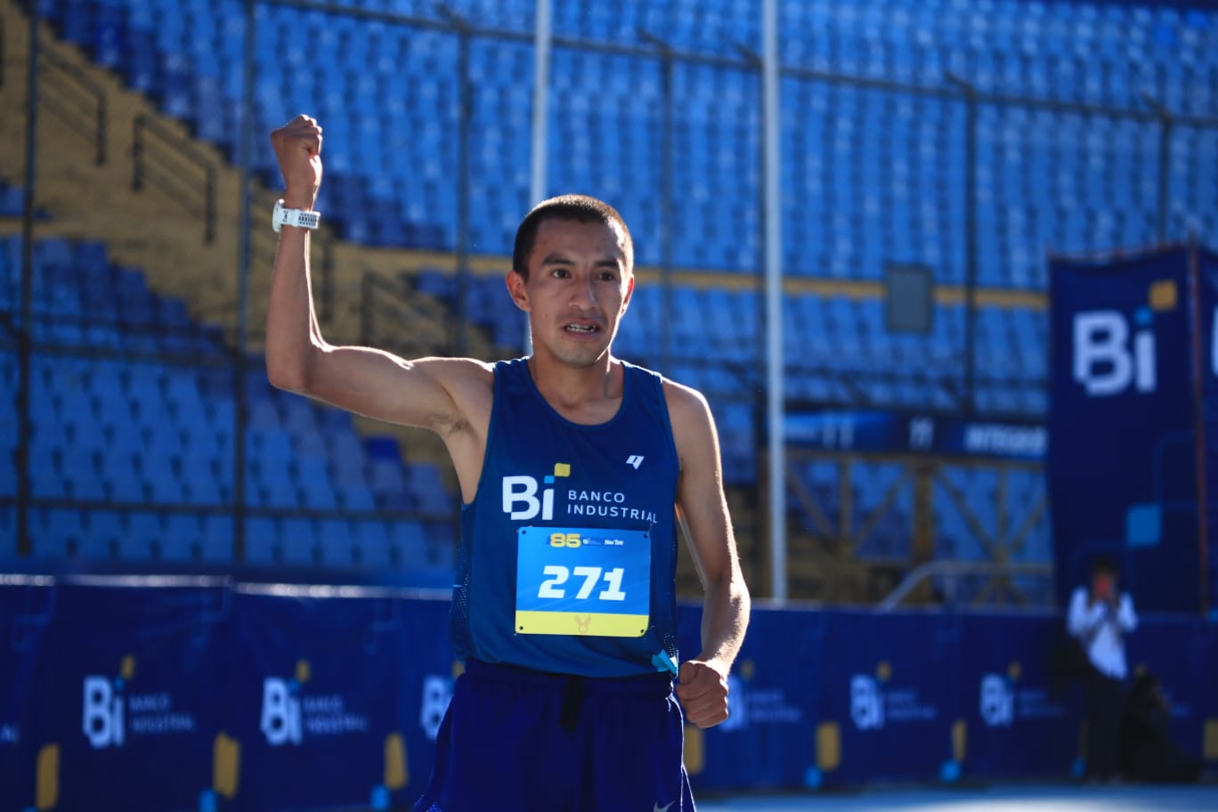 Alberto González se proclamó ganador de la media maratón Max Tott de Guatemala. Foto Prensa Libre (Carlos H.O)