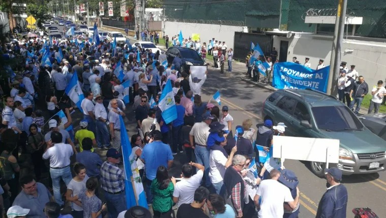 Plantón a favor y en contra de Iván Velásquez, en la antigua sede de la Comisión Internacional contra la Impunidad en Guatemala (Cicig). (Foto Prensa Libre: Esbin García)