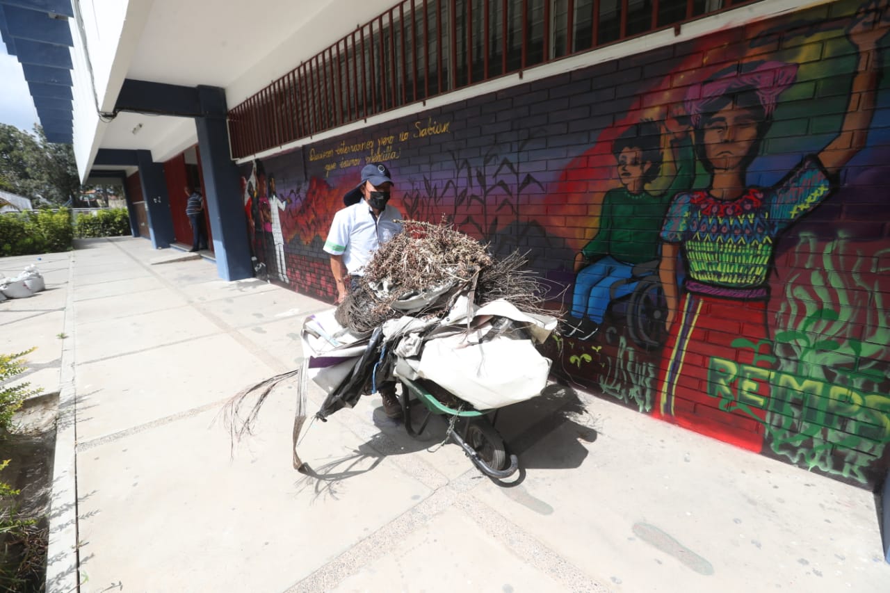 Áreas con falta de mantenimiento en el Centro Universitario Metropolitano de la Universidad de San Carlos, las cuales ya son remozadas por personal de mantenimiento. (Foto Prensa Libre: Érick Ávila) 