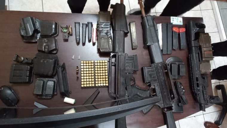 Armas decomisadas en un inmueble vinculado a Luis Mario Morales Heredia, alias el Canche Heredia, que fue cateado por las autoridades en Chiquimula. (Foto Prensa Libre: PNC)