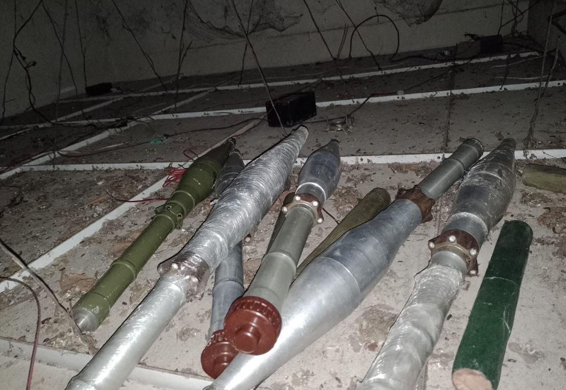 Varios cohetes para RPG-7 fueron incautados en allanamientos en Huehuetenango, vinculados a Luis Alberto Chacón Alvarado, alias Wicho Veneno. (Foto Prensa Libre: PNC)