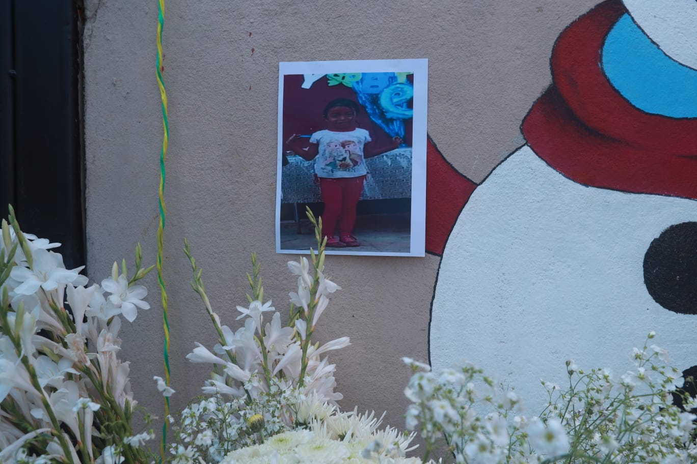 La fotografía de la pequeña  Génesis Anayeli Ixcajoc Cristóbal fue colocado en el altar del inmueble donde fue velado su cuerpo. Las violaciones y agresiones sexuales son recurrentes en Guatemala. (Foto Prensa Libre)