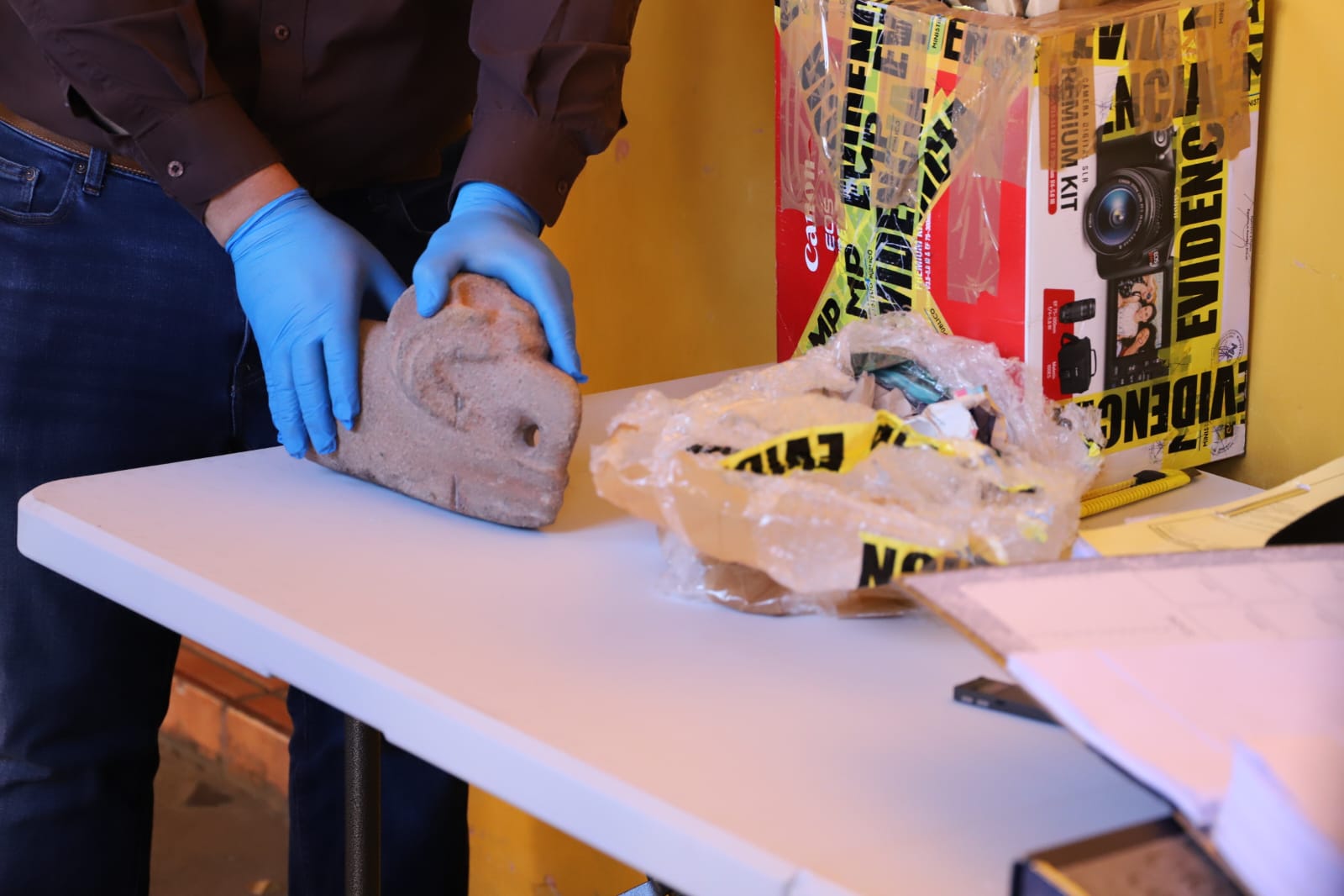 Las piezas arqueológicas que le fueron decomisadas a dos estadounidenses fueron presentadas como anticipo de prueba. (Foto Prensa Libre: MP)