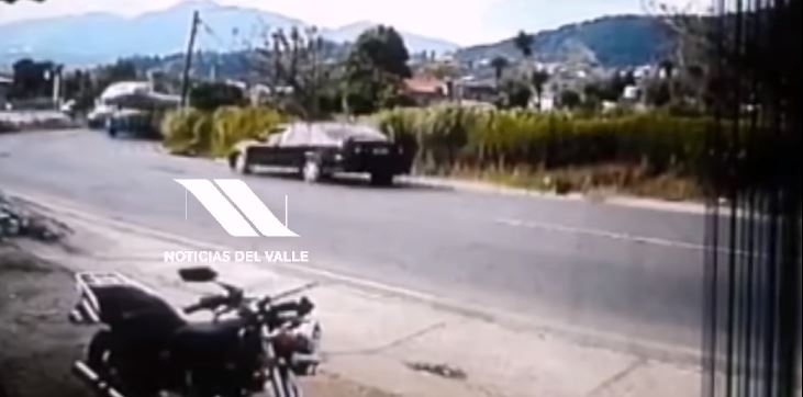 El video publicado por la página de Facebook muestra el momento exacto del accidente de un bus y un automóvil en San Pedro Sacatepéquez San Marcos. (Foto Prensa Libre: Captura de pantalla)