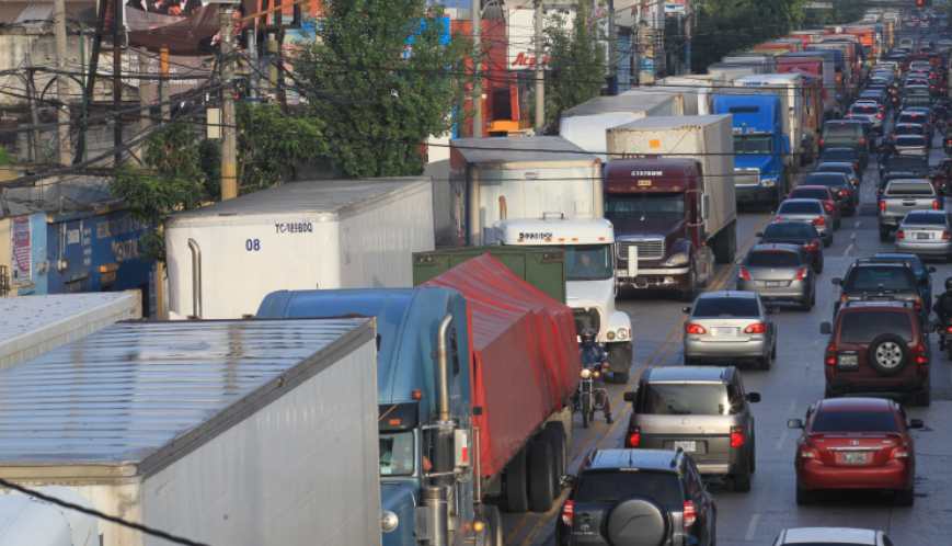 La división de transporte fue la más alta e incidió en la distribución de bienes y servicios hasta el consumidor. (Foto Prensa Libre: Hemeroteca PL) 