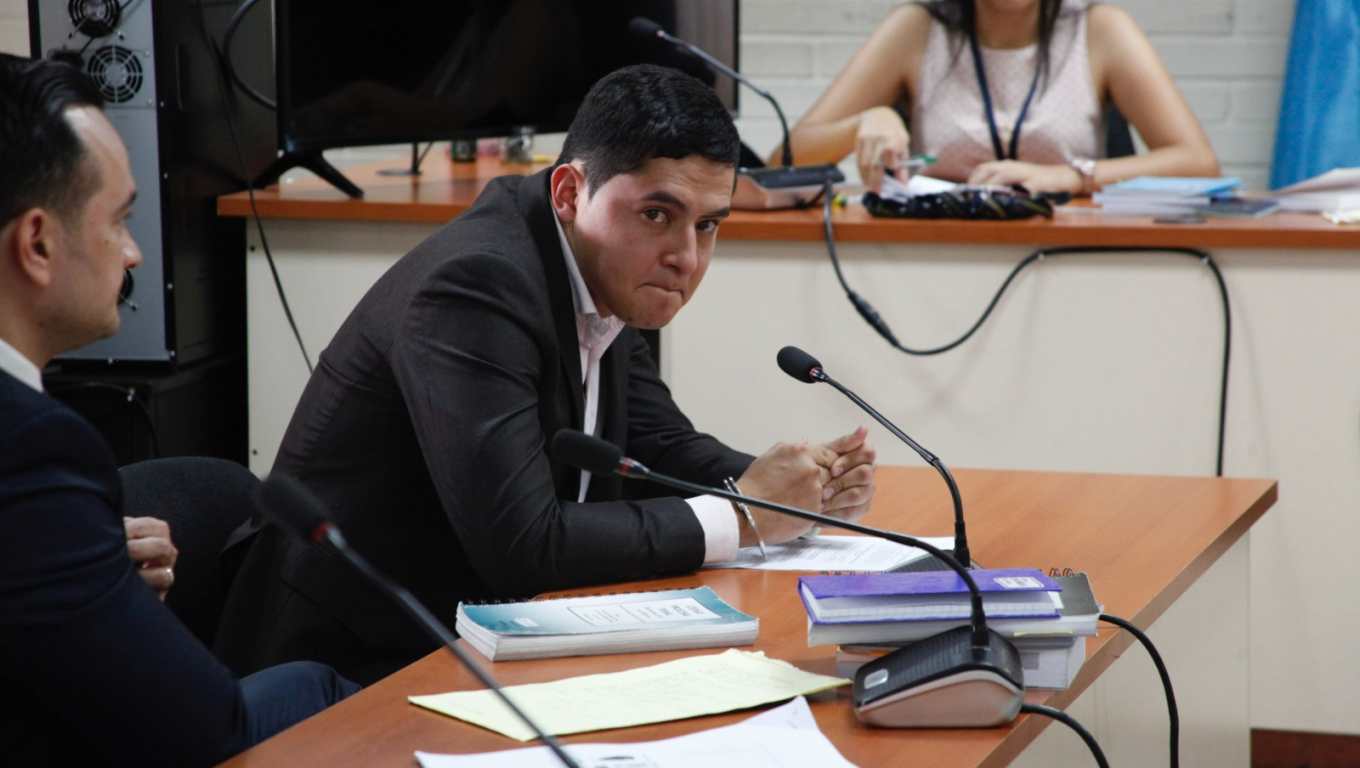 Mynor Enrique Lobos aceptó haber actuado como testaferro de un empresario en la venta de un edificio por Q35 mil al Ministerio Público. (Foto Prensa Libre: Noé Medina)