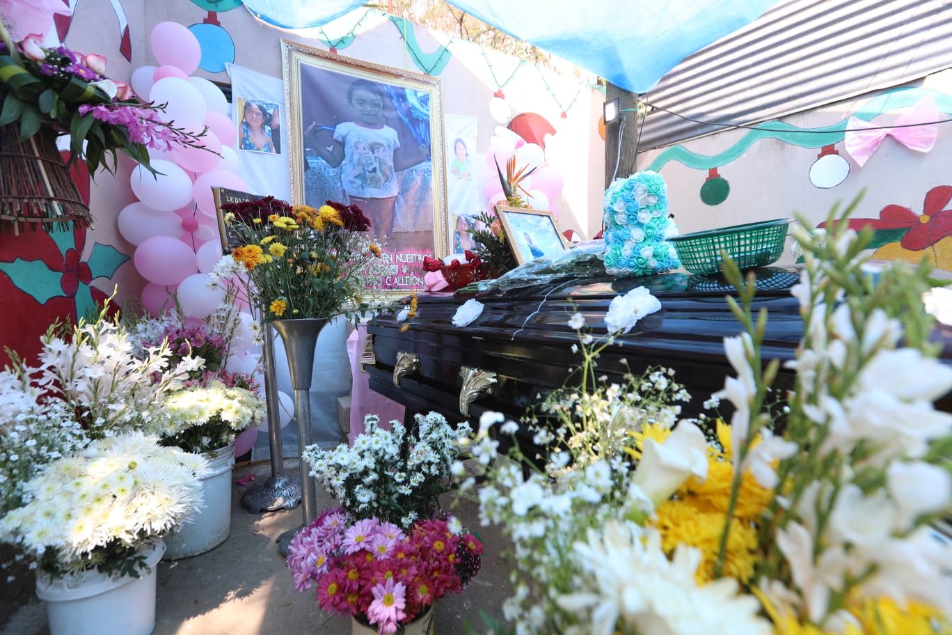 Una multitud, entre amigos y familiares de Génesis Ixcajop, estuvo presente en el sepelio de la niña de 7 años, asesinada el pasado 1 de enero de 2023. (Foto Prensa Libre: Roberto López)