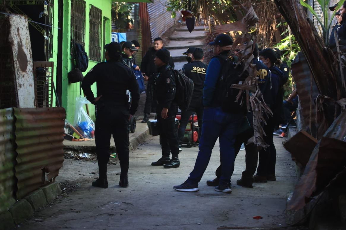 Agentes de la PNC resguardan el área donde se llevan cateos en la colonia Santa Faz, zona 18, en la vivienda en donde fueron halladas 7 mujeres muertas en diciembre de 2022.  (Foto Prensa Libre: Carlos Hernández Ovalle)
