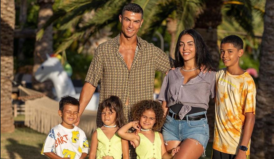 Cristiano Ronaldo junto a Georgina Rodríguez y sus hijos. (Foto Prensa Libre: Instagram @georginagio)