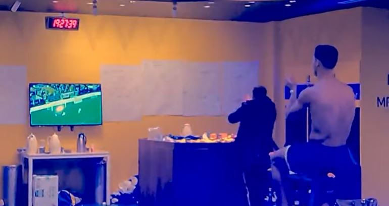 Cristiano Ronaldo vio el segundo tiempo del partido en el camerino del Al Nassr. (Foto Prensa Libre: Captura)