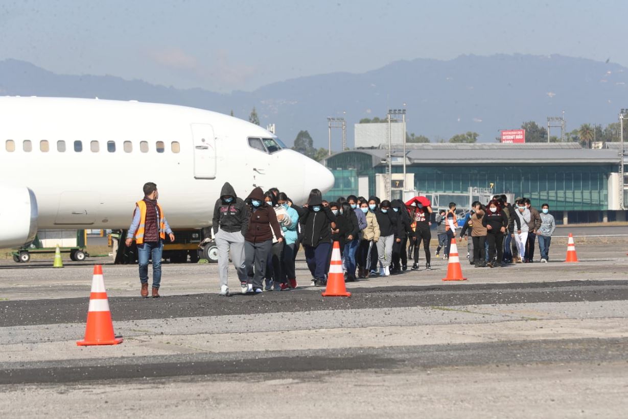 Primer vuelo de deportados de Estados Unidos de 2023, con 87 connacionales. (Foto Prensa Libre: Roberto López)
