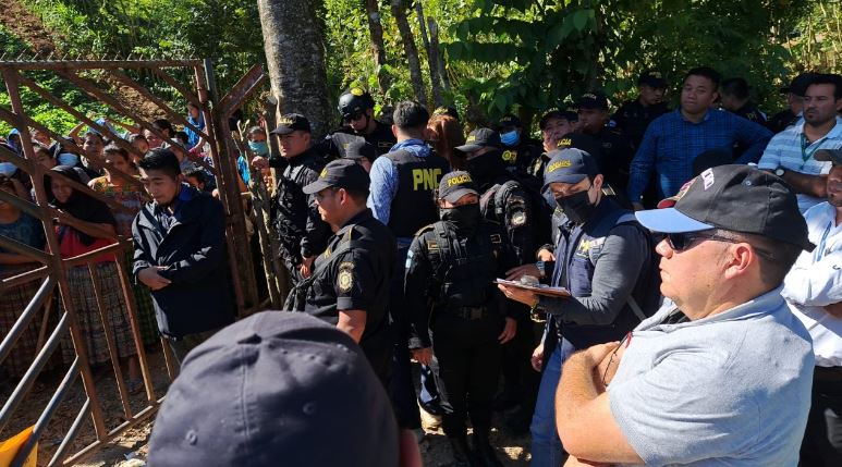 Agentes de la PNC durante el diálogo con pobladores que ocupan la finca Monte María, Tucurú, Alta Verapaz. (Foto Prensa Libre: Eliú Nuila). 