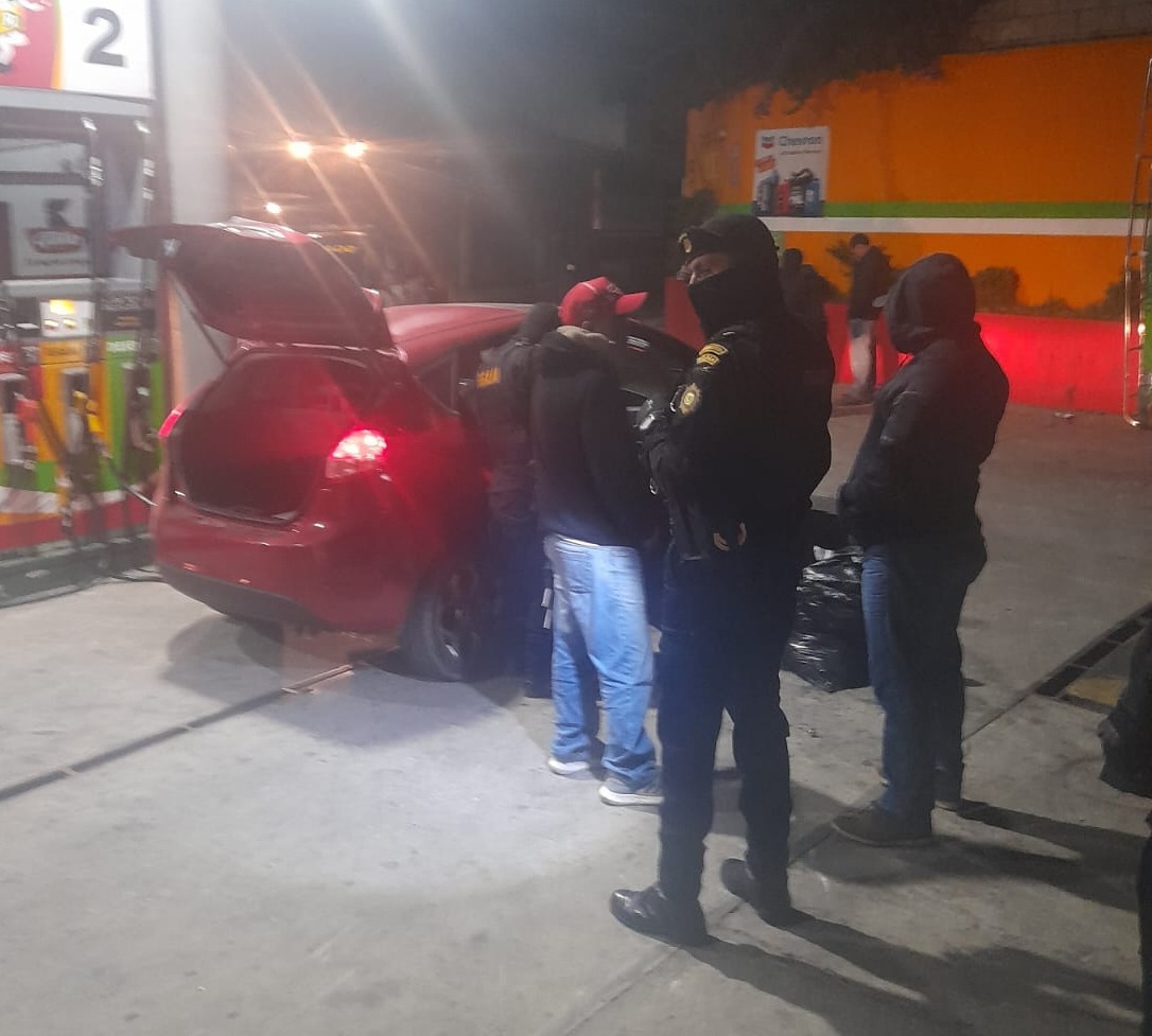 Un fusil, una escopeta y más armas: el arsenal que transportaba un hombre que fue detenido en Santa Elena Barillas