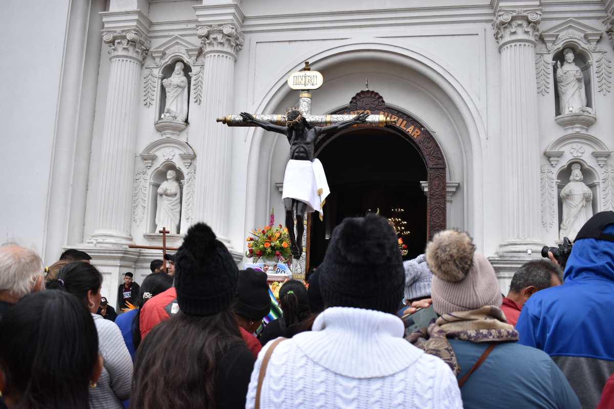 Basílica de Esquipulas abre las puertas y peregrinos llegan a venerar al Cristo Negro