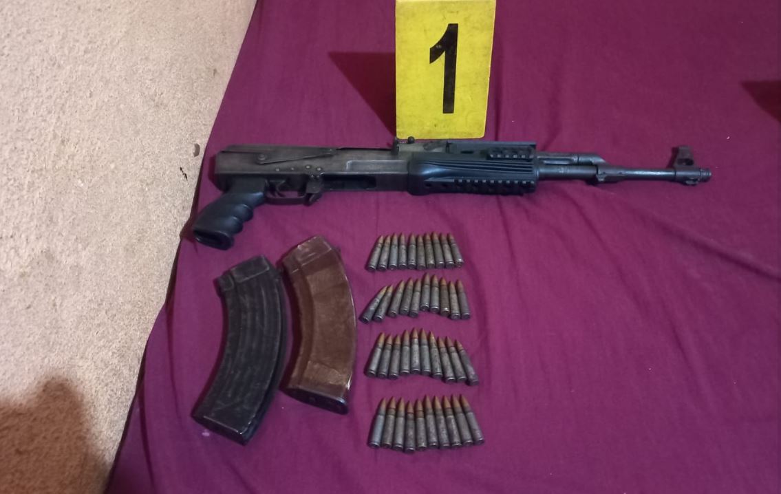 Fusil AK-47 hallado en cateo en la 4a avenida y 16 calle, colonia Primero de Julio, zona 5 de Mixco. (Foto Prensa Libre: PNC)
