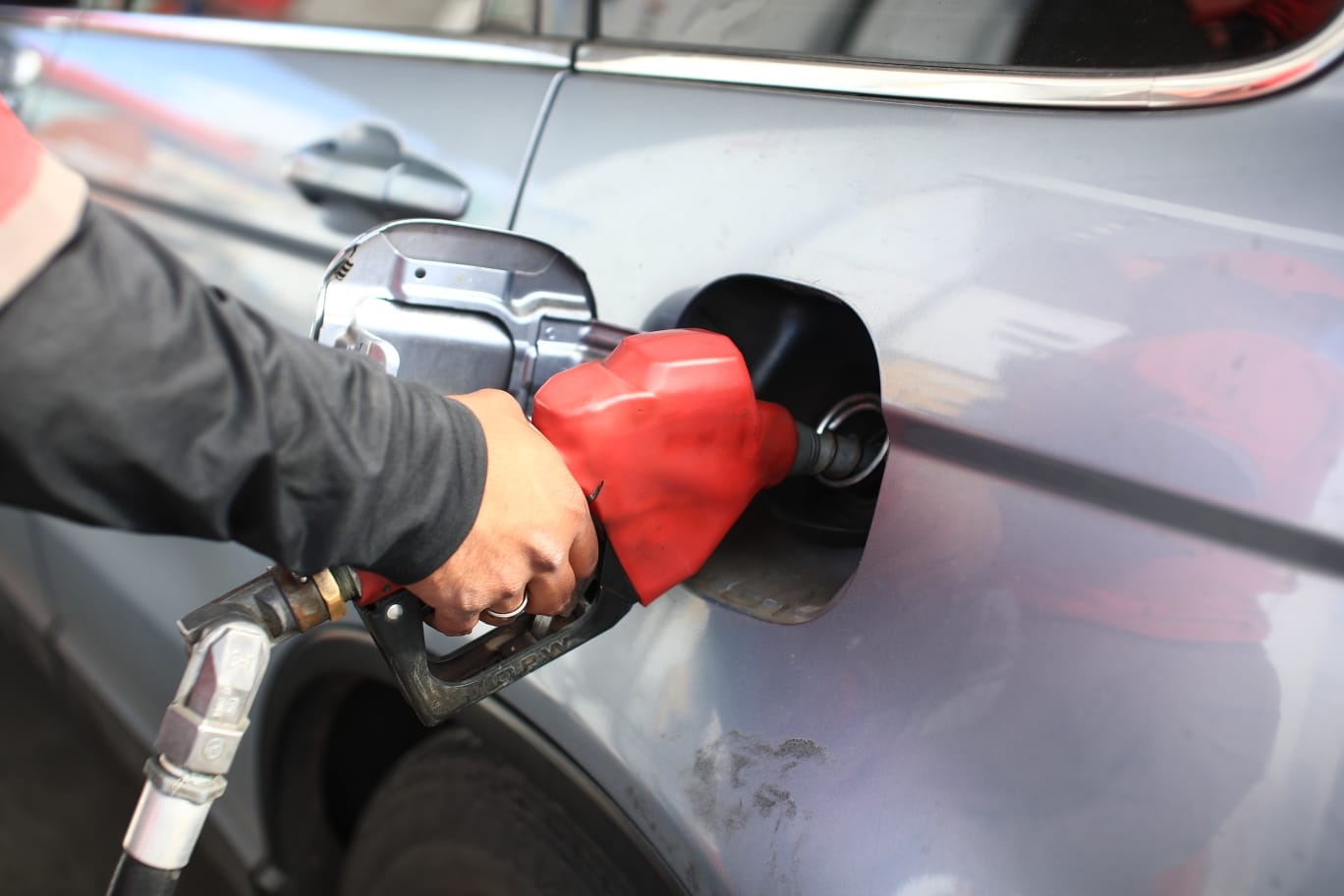 El precio de los combustibles retoman su tendencia alcista. En lo que va de 2023, el aumento en las gasolinas superan los Q2 por galón. (Foto Prensa Libre: Hemeroteca PL).