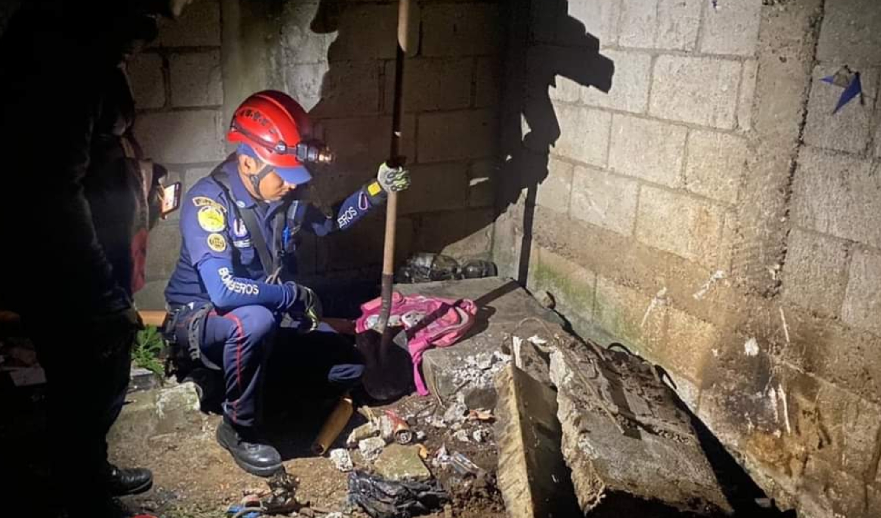 Bomberos Municipales Departamentales cavaron para hallar el cadáver de la niña de 7 años en una vivienda de Ciudad Peronia, Villa Nueva, Guatemala. Foto CBMD.