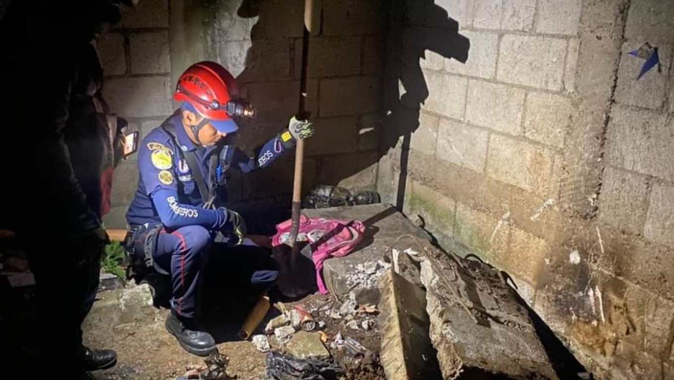 Bomberos Municipales Departamentales cavaron para hallar el cadáver de la niña de 7 años en una vivienda de Ciudad Peronia, Villa Nueva, Guatemala. Foto CBMD.
