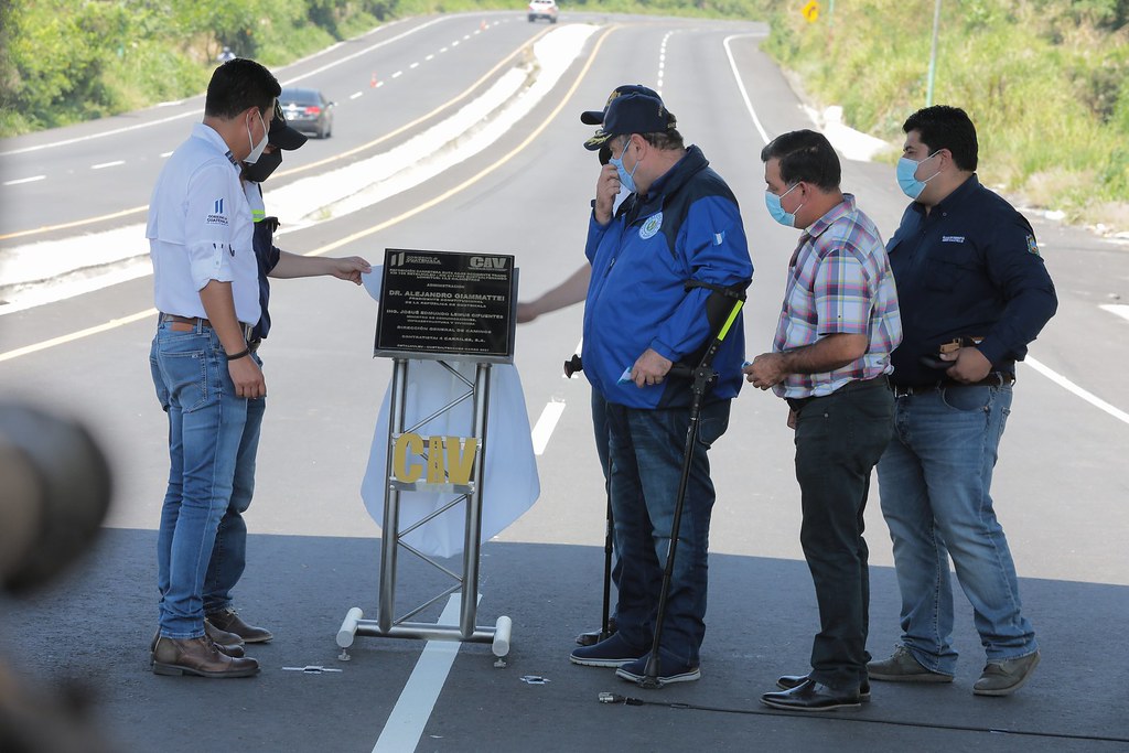 El presidente Giammattei participa en la inaugurción de una carretera en Quetzaltenango. (Foto Prensa Libre: Gobierno de Guatemala)