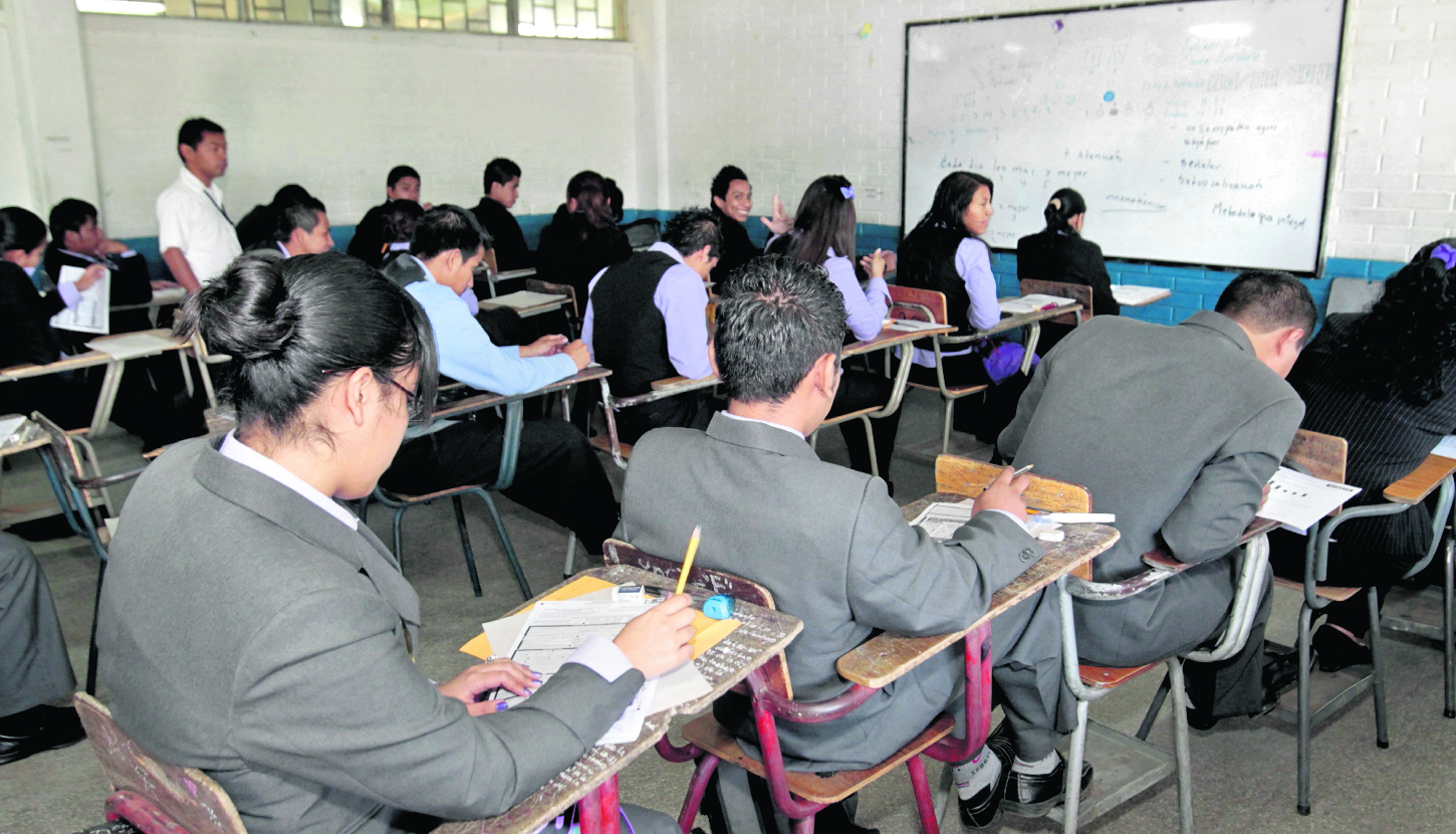 La carrera que más demanda tiene en el nivel diversificado es Perito Contador con Orientación en Computación. (Foto Prensa Libre: Hemeroteca PL)