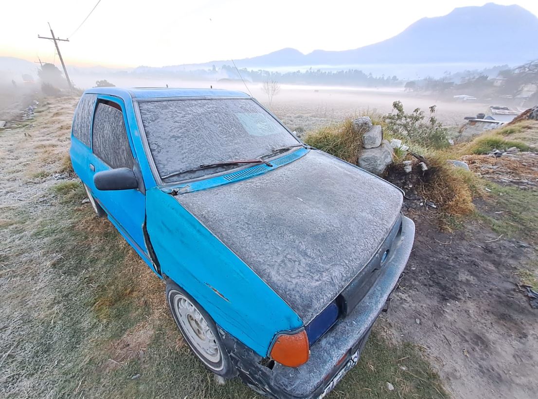 Hielo afectó vehículos y cultivos en Quetzaltenango este 30 de enero de 2023. (Foto Prensa Libre: Mynor Toc)