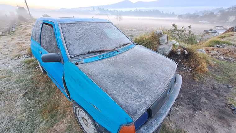 Hielo afectó vehículos y cultivos en Quetzaltenango este 30 de enero de 2023. (Foto Prensa Libre: Mynor Toc)