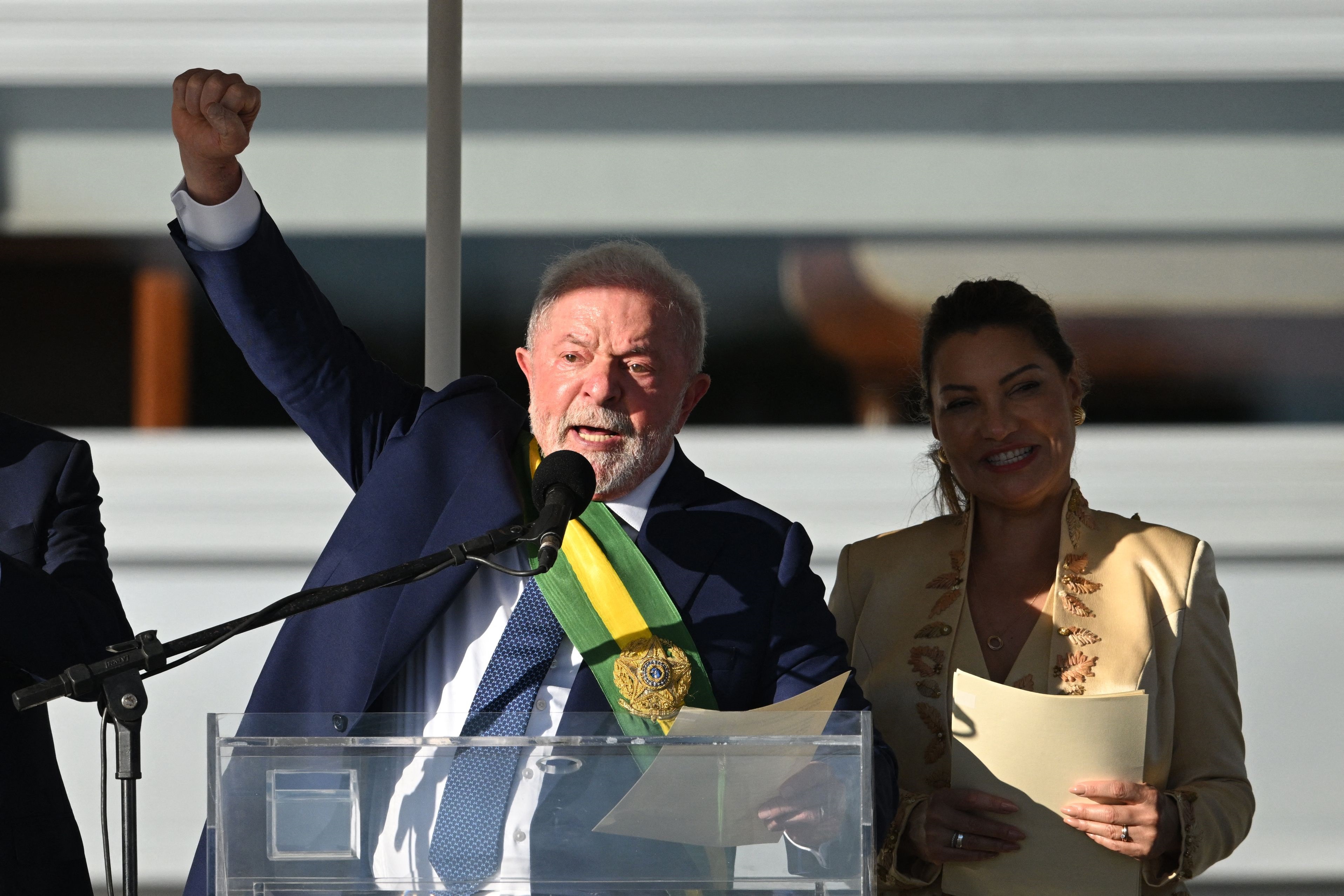 Lula da Silva se dirige a los brasileños desde el palacio de Planalto —sede del Gobierno— minutos después de haber jurado como presidente de Brasil. (Foto Prensa Libre: AFP)