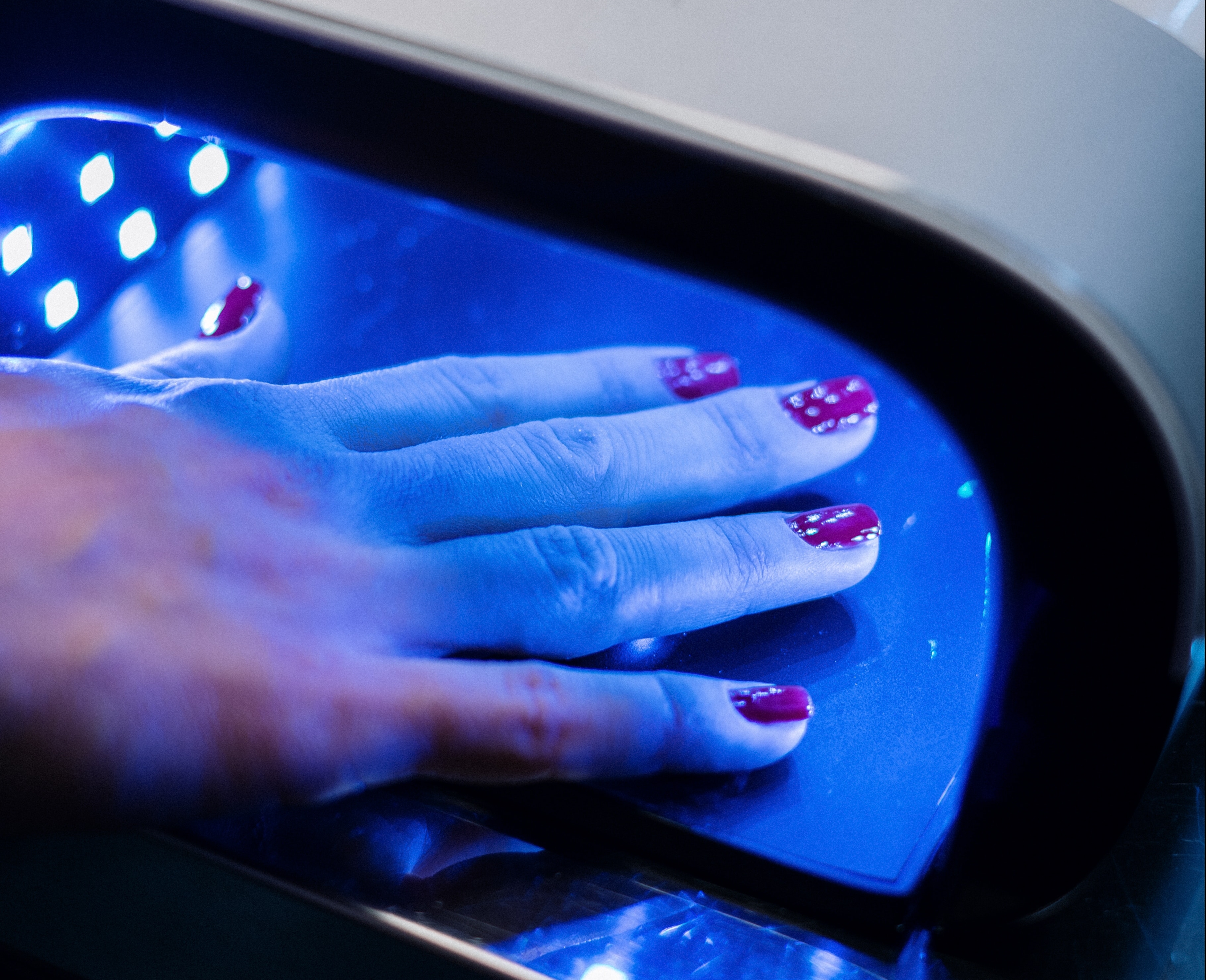 Uso de manicura y las máquinas de secado de uña y cómo afecta su piel