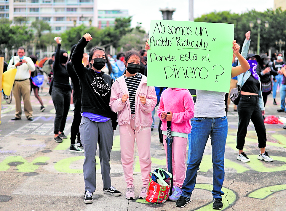 Guatemala bajó su puntuación en cuando a la percepción de corrupción y es uno de los peores países del continente. Guatemaltecos participan en una protesta contra la corrupción. (Foto Prensa Libre: Hemeroteca PL)