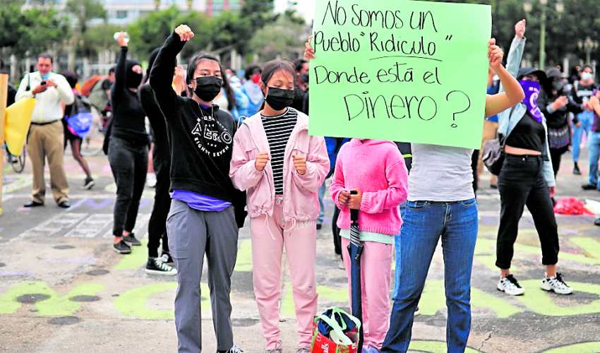 Guatemala bajó su puntuación en cuando a la percepción de corrupción y es uno de los peores países del continente. Guatemaltecos participan en una protesta contra la corrupción. (Foto Prensa Libre: Hemeroteca PL)