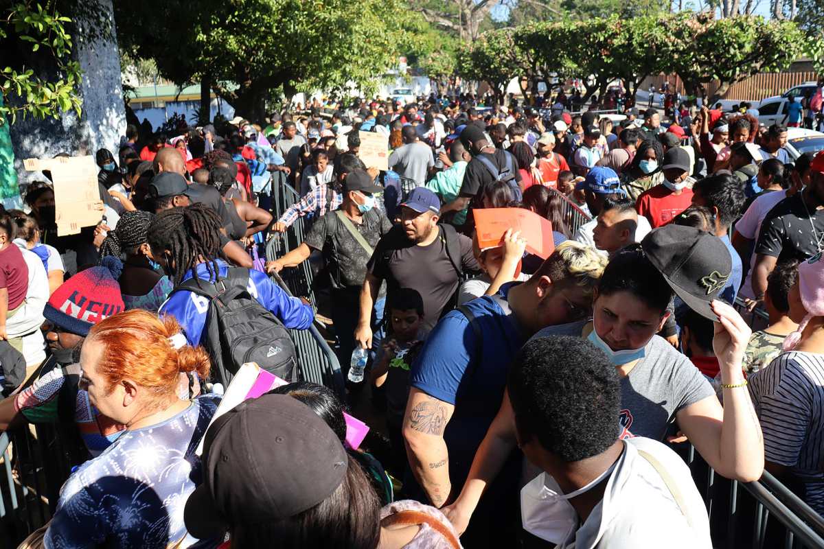 Desisten de caravanas y se entregan a las autoridades: La situación de migrantes en la frontera sur de México