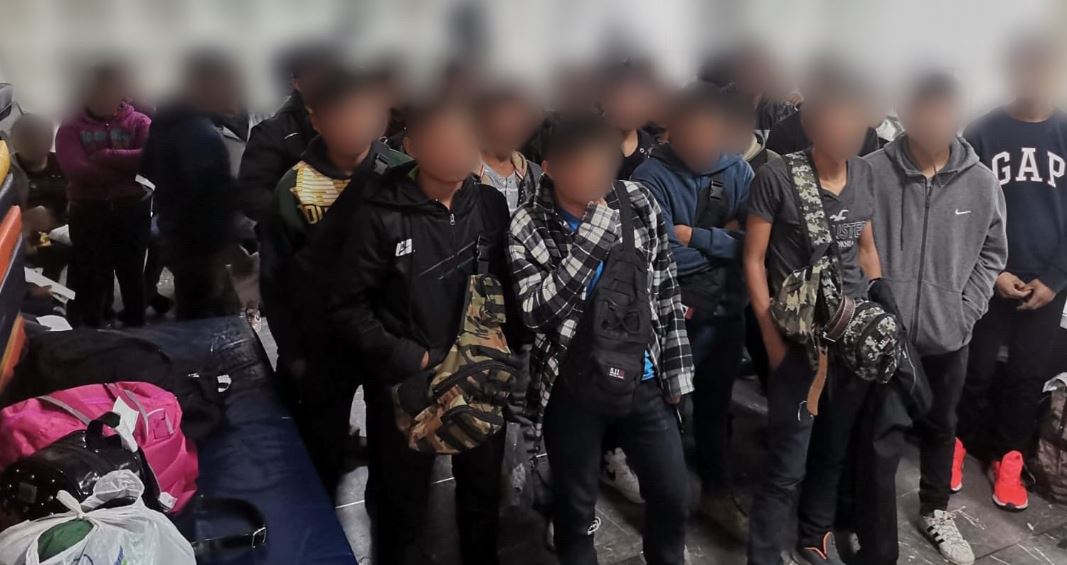 67 migrantes guatemaltecos, entre ellos 57 menores de edad, fueron rescatados de un furgón que transitaba  en una carretera de México. (Foto Prensa Libre: INM)