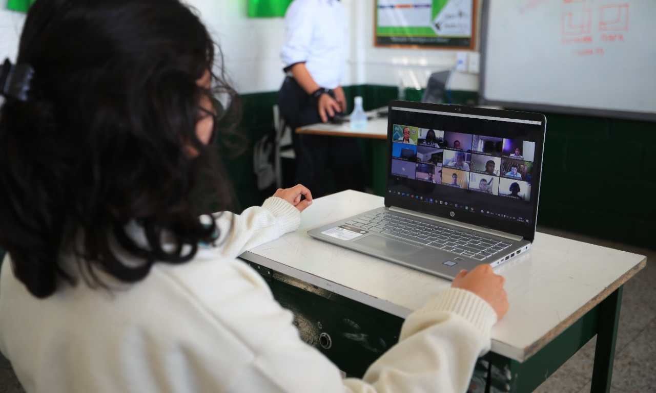 El Ministerio de Educación y la Diaco han recibido quejas por cobros indebidos para uso de plataformas digitales y colegiaturas desde el 2022. (Foto Prensa Libre: Carlos Hernández Ovalle)