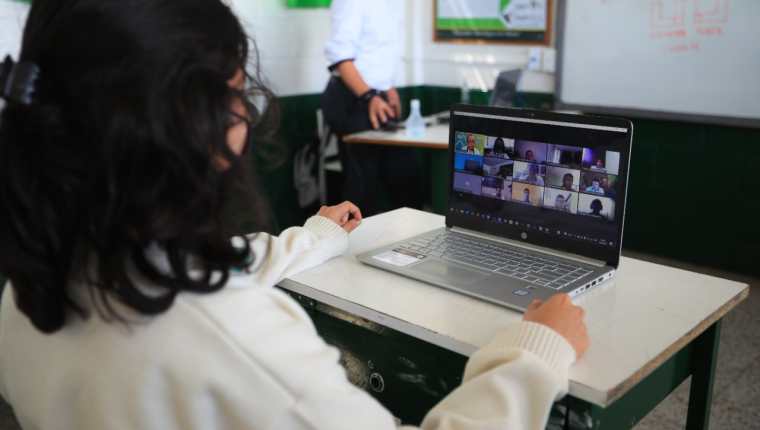El Ministerio de Educación y la Diaco han recibido quejas por cobros indebidos para uso de plataformas digitales y colegiaturas desde el 2022. (Foto Prensa Libre: Carlos Hernández Ovalle)