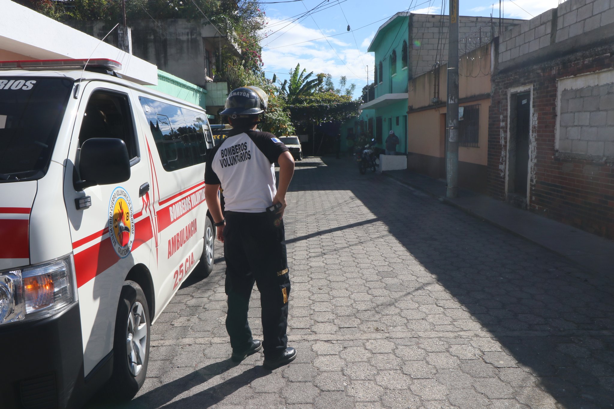 Las autoridades buscan determinar la identidad de la víctima, pero el primer indicio apunta a que es extranjera, según indicó la Fiscalía. (Foto Prensa Libre: Bomberos Voluntarios)