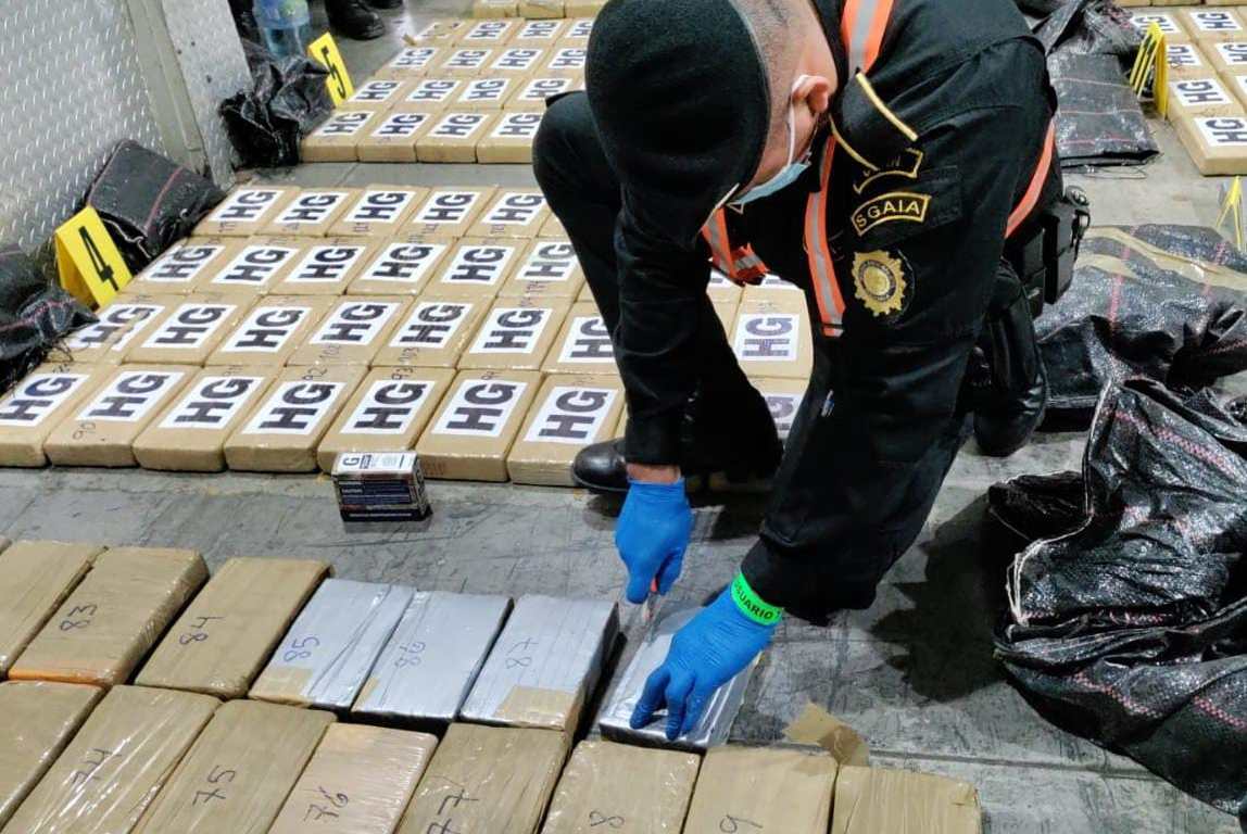 Los paquetes con cocaína se localizaron en un contenedor en el Puerto Quetzal, Escuintla. (Foto Prensa Libre: PCN)