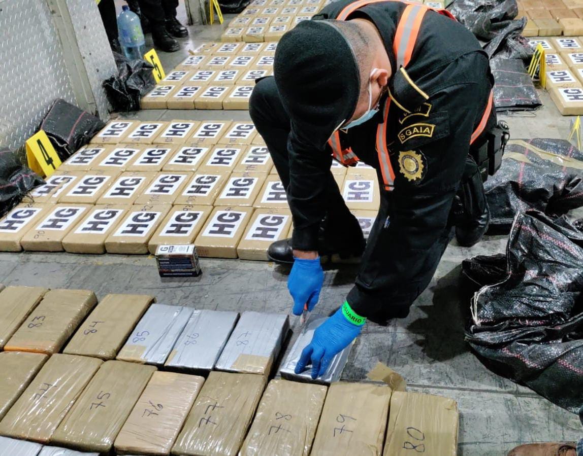 Los paquetes con cocaína se localizaron en un contenedor en el Puerto Quetzal, Escuintla. (Foto Prensa Libre: PCN)