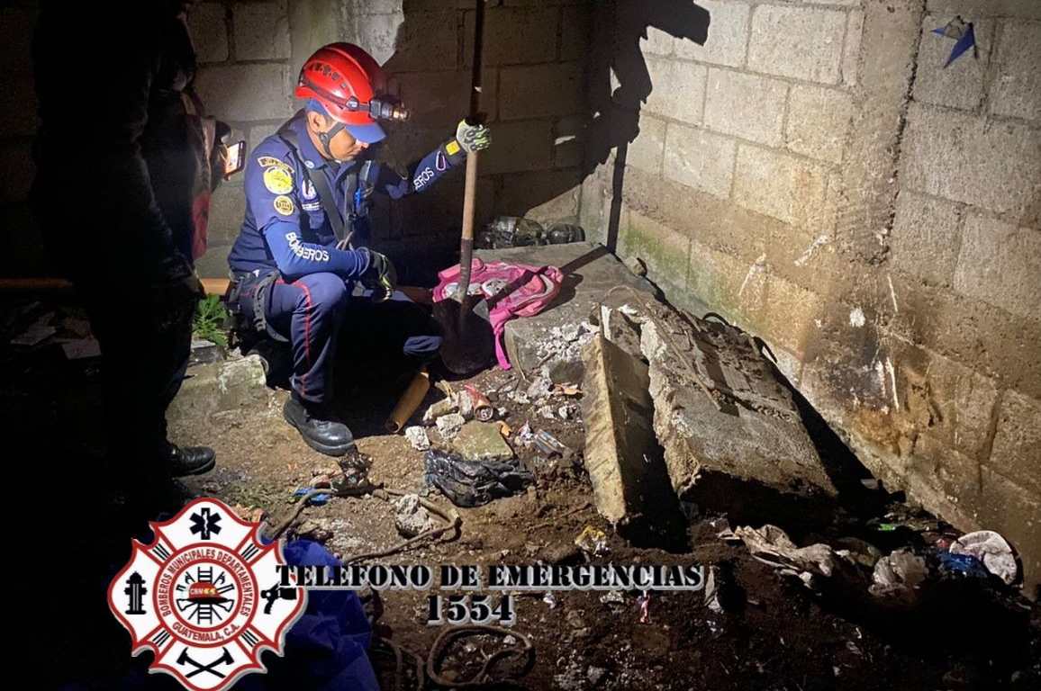 El cuerpo de una niña de 7 años fue hallado enterrado en una casa abandonada de  lotificación La Selva, Ciudad Peronia, zona 8 de Villa Nueva. (Foto Prensa Libre: Bomberos Municipales Departamentales)