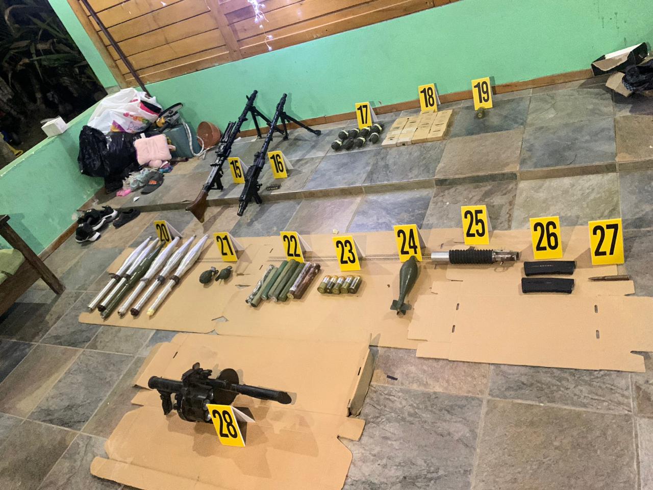 16 presuntos integrantes de la organización criminal Cancerbero fueron detenidas, entre ellas uno de los supuestos líderes. (Foto Prensa Libre: MP)