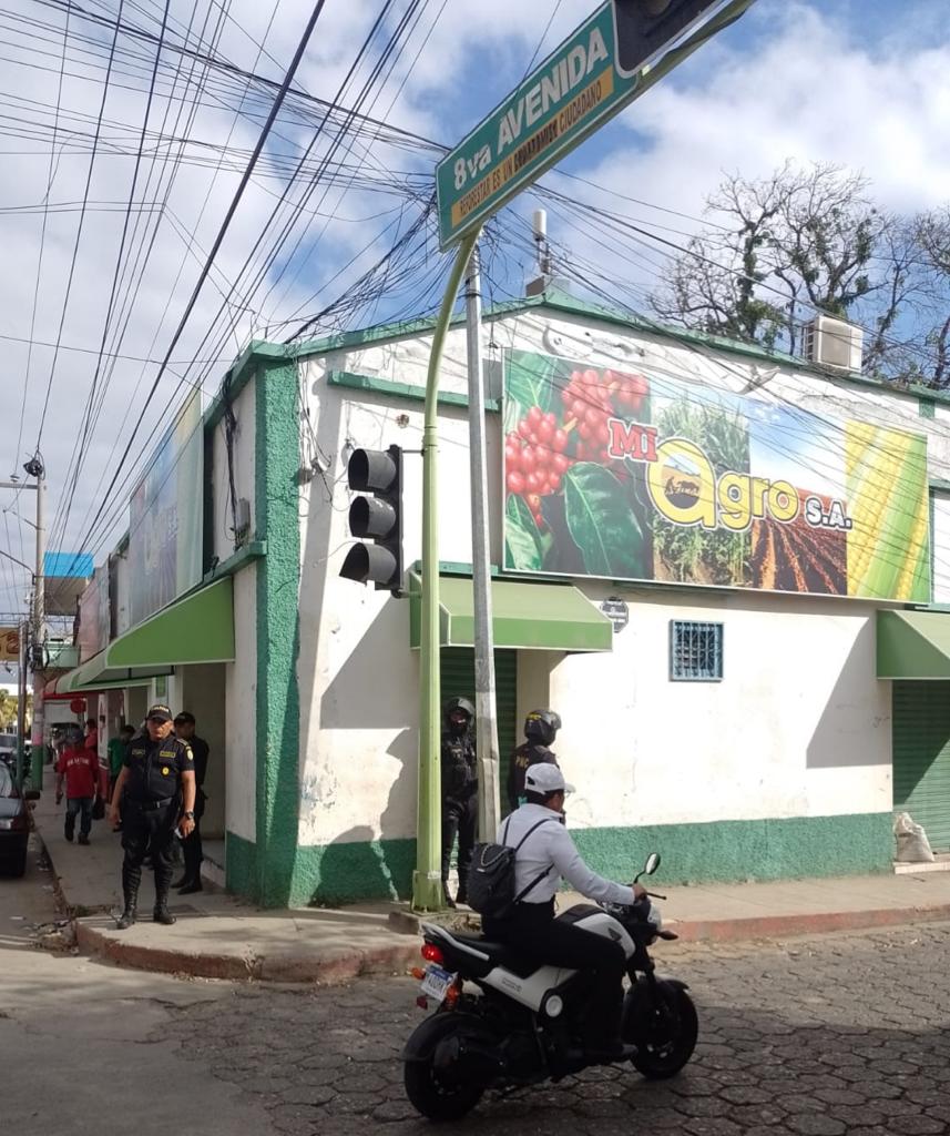 Este es uno de los negocios agraveterinarios que posee inscrito Luis Mario Morales Heredia, alias el Canche, que es buscado en Chiquimula por amenazar a dos agentes de la PNC dentro de un juzgado civil. (Foto Prensa Libre: Cortesía PNC).