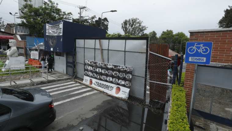 La ocupación del campus central de la Usac tuvo lugar tras la elección de Walter Mazariegos como rector por denuncias públicas de "fraude". (Foto Prensa Libre: Esbin García)
