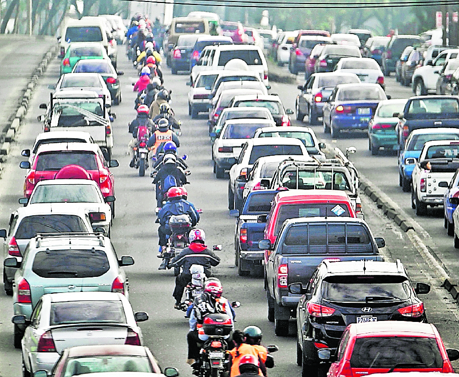 La cantidad de vehículos que circulan en país aumentó en un 88.4% en una década, según el reporte de la SAT. (Foto Prensa Libre: Hemeroteca PL)