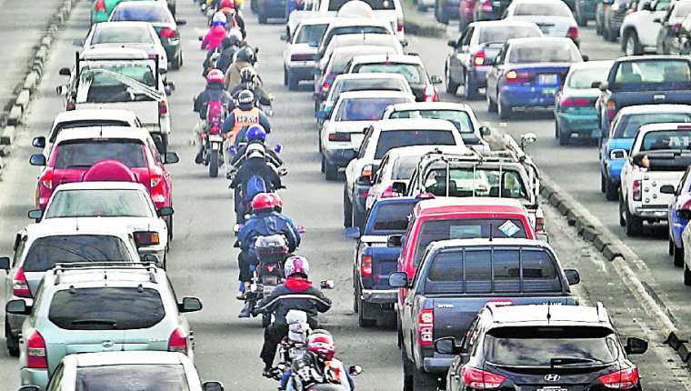 La cantidad de vehículos que circulan en país aumentó en un 88.4% en una década, según el reporte de la SAT. (Foto Prensa Libre: Hemeroteca PL)