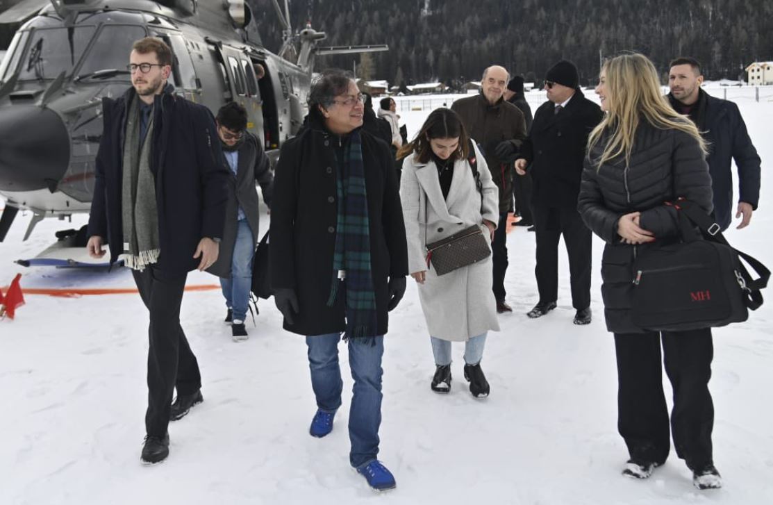 Gustavo Petro, presidente de Colombia, -al centro- a su llegada a Davos, Suiza. (Foto Prensa Libre: Presidencia de Colombia)